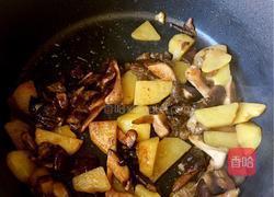 土豆炒松蘑的做法图解4