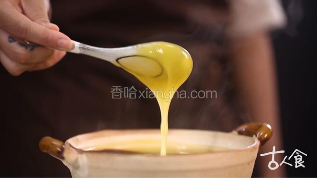 将玉米淀粉、橙汁、白糖按比例混合均匀，小火熬煮约十分钟，期间不断搅拌，直至浓稠