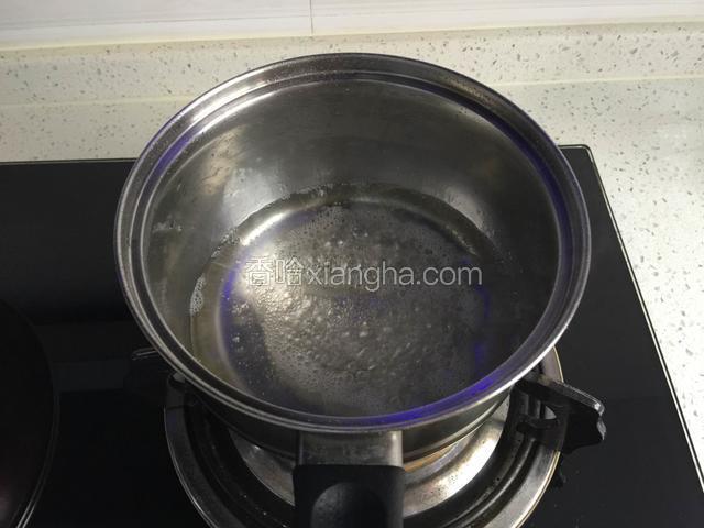 将清水，棉白糖，白醋倒入不锈钢锅中搅拌均匀，中火加热烧开，以后就不要再搅拌了。
