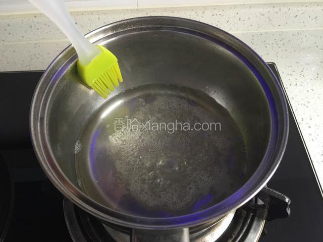 转最小火慢慢熬煮，熬煮过程中锅壁上会有结晶，用刷子蘸少许清水，沿着锅壁刷上一圈，水会带着糖浆流回锅里。