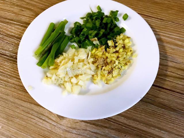 葱切段和末，姜、蒜切末