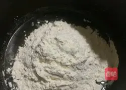 Illustration of how to make homemade five-nut mooncakes 8