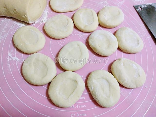 然后一个个按成面皮