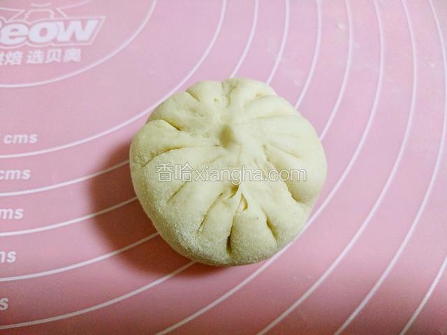 和包包子一样把馅包好，收口捏紧