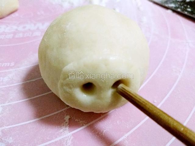 用手沾少量水把嘴巴粘上，再用一根筷子沾水插出两个鼻孔