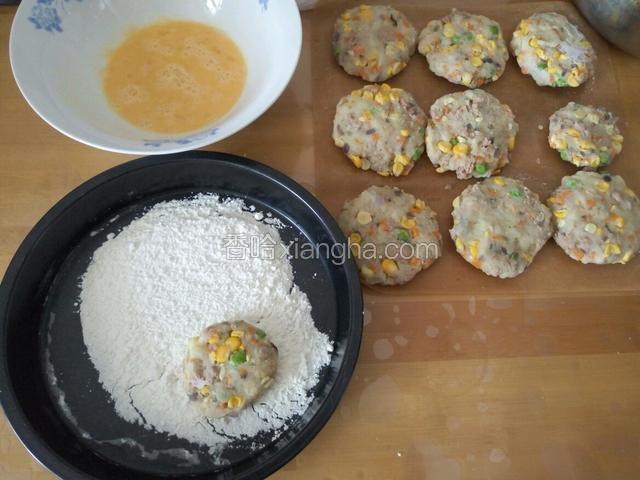 冷冻好的可乐饼坯子 按照刚才说的步骤一一进行