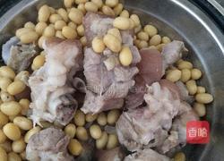 猪脚焖黄豆的做法图解3