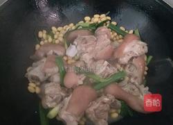 猪脚焖黄豆的做法图解6