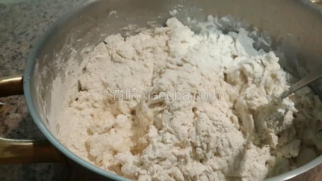 面粉中加入糖拌匀，加入酵母水和适量水搅拌均匀