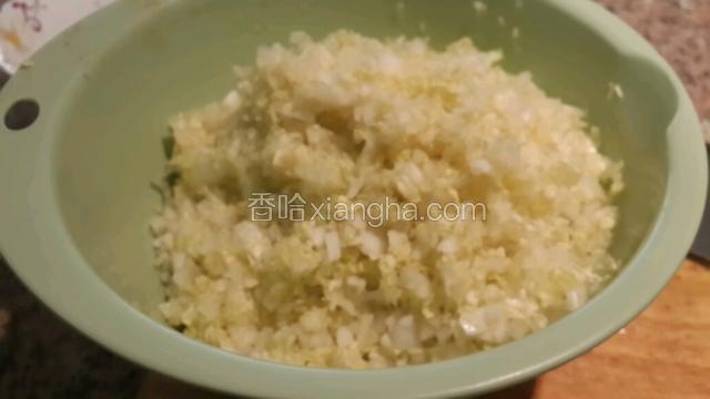 白菜洗净切碎加入适量盐腌制半小时左右
