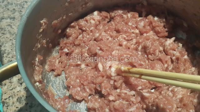 肉馅加入调味料拌匀，加入水搅打上劲，加入香油和色拉油拌匀