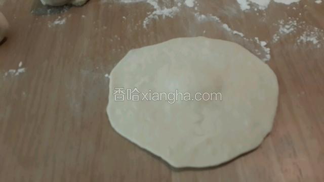 擀成中间厚外缘薄的外皮