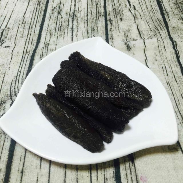 新鲜黑沙海参5条，清洗干净。这款炖汤用的是新鲜的海参，0添加。