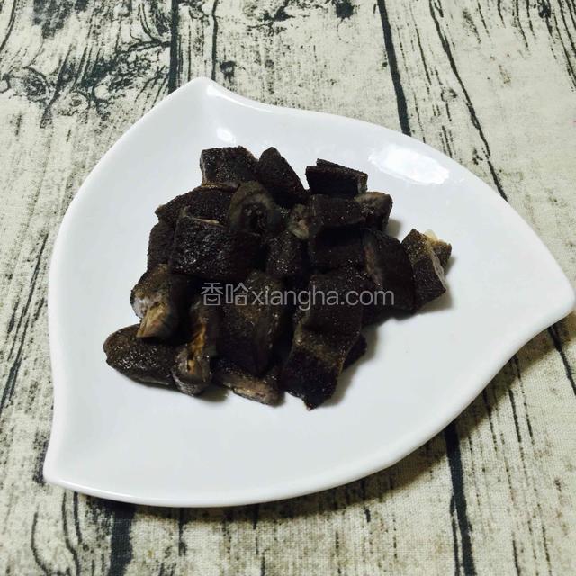 新鲜黑沙海参切小块，沥干水。备用
注意一下：这款汤水，选取的是新鲜的黑沙海参，才可以跟所有食材一起炖足3个钟，海参软绵起胶。如果是干制品水发海参，是不适宜这么长时间炖煮的。
