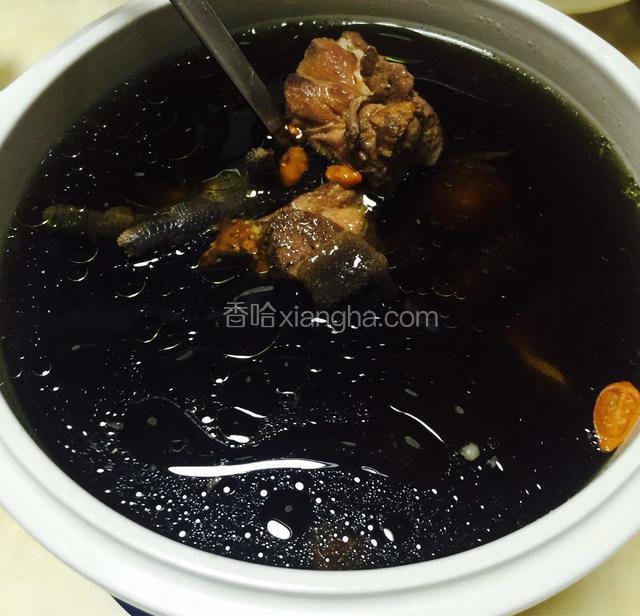 炖好的汤，一看就很滋补。加上适量盐，就可以装碗食用了。