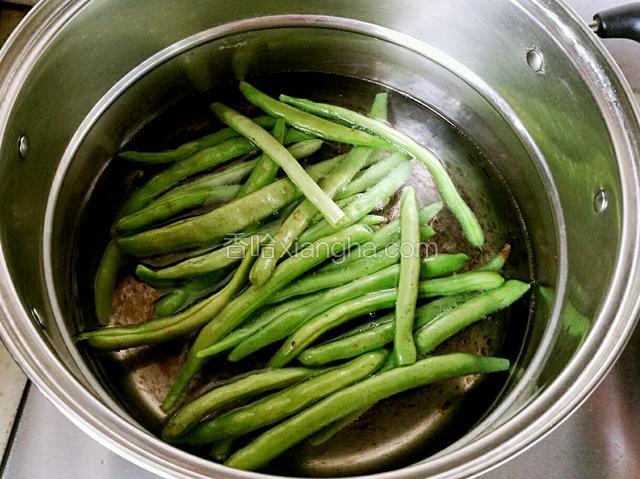 芸豆摘掉丝，洗净，放入锅中焯熟