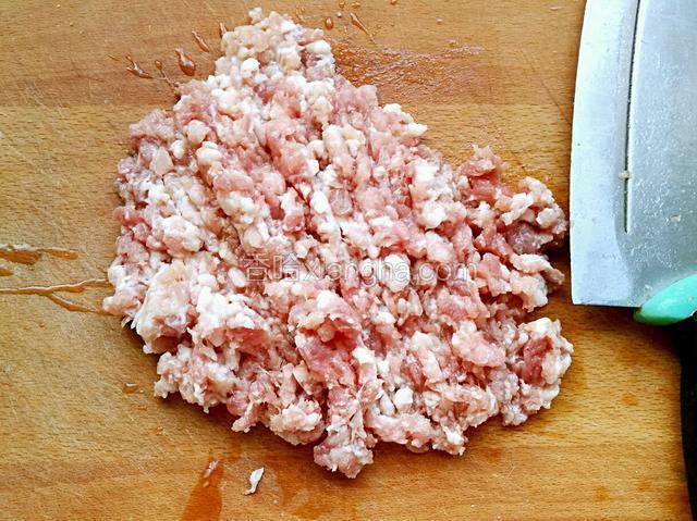 猪肉洗净，剁成肉糜