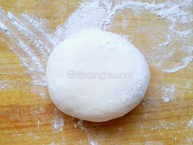 用手揉成光滑的面团，盖保鲜膜饧半小时