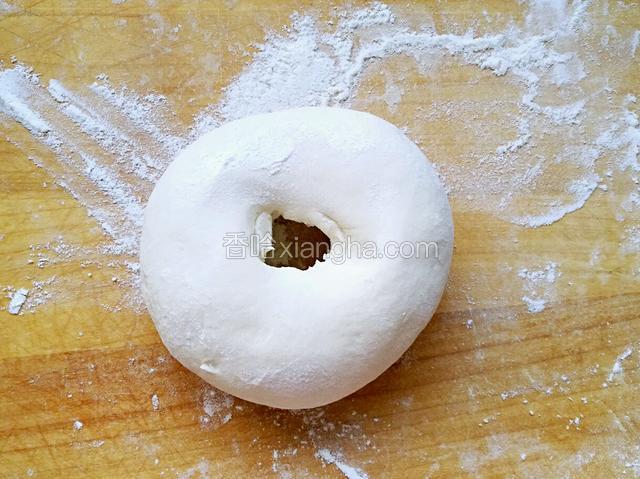 再次揉圆，用手在中间戳一个洞