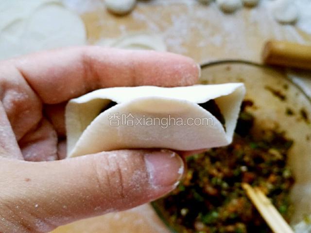 中间捏紧