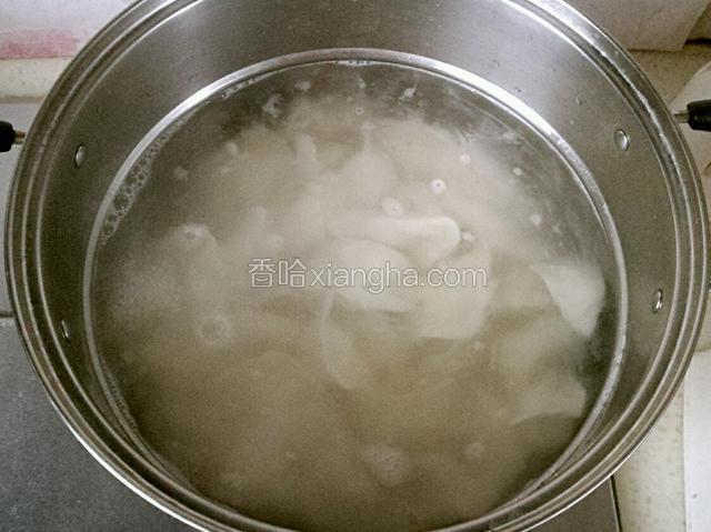 锅中加水烧开，放入水饺，用铲子撑起饺子，以免糊锅