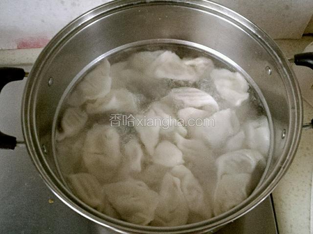 水开后倒入半碗凉水，再次煮沸