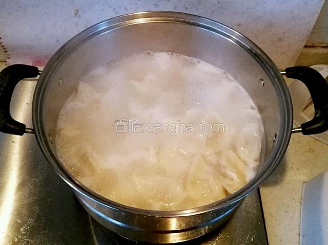 重复2-3次，饺子全部浮起，即可出锅