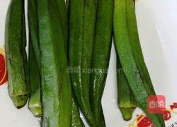 秋葵炒鸡蛋的做法图解1
