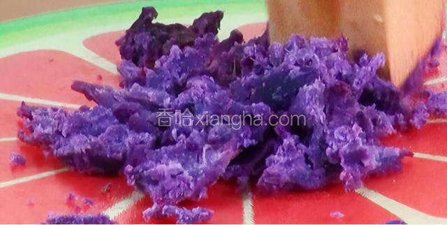 将紫薯用清水洗净，放入蒸锅中蒸熟，再用工具压成泥

宝餐提示：红薯、南瓜都可以用来做馅料