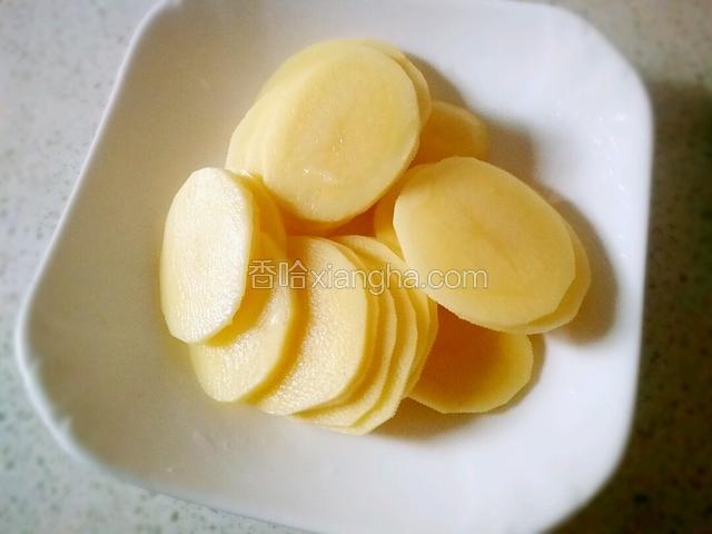 切完片再用清水冲洗一遍除去淀粉