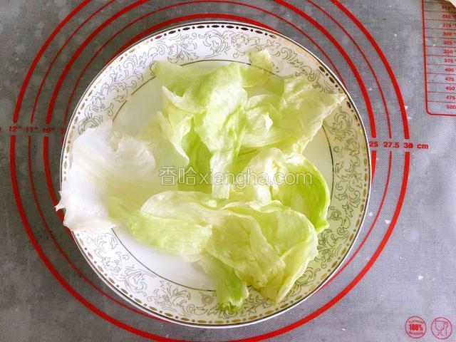 生菜洗净控水。