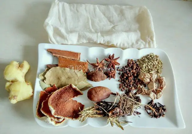 先做卤水汁所需的料包：老姜用刀拍松，缝制一个纱布包，将所有香料和拍松的老姜装入以后，封口。