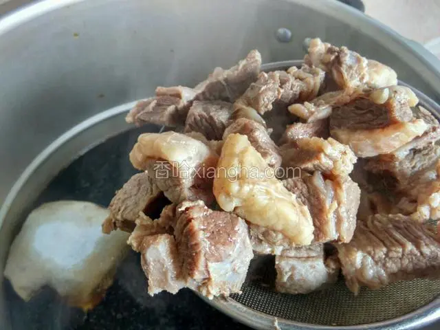 将牛腩倒入高压锅中