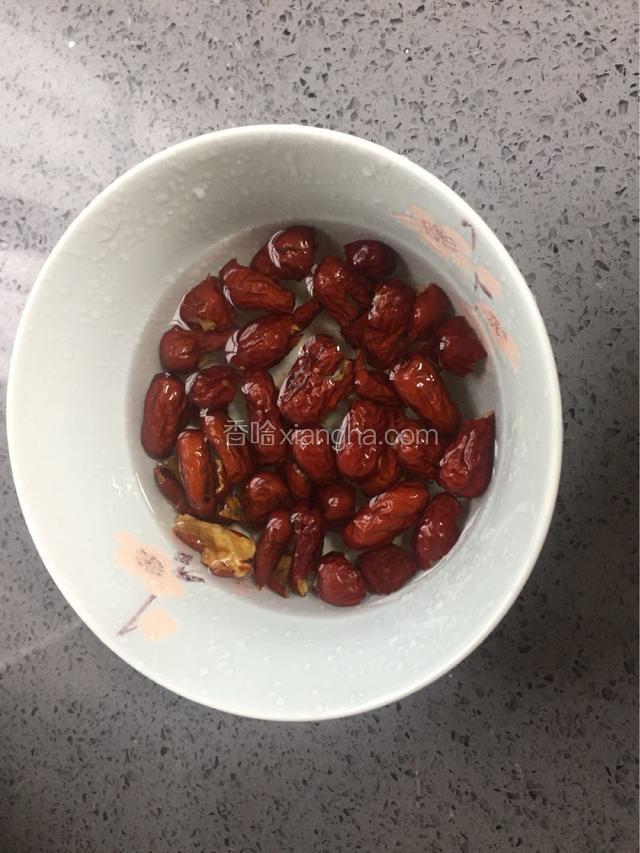 红枣有清水浸泡一下，