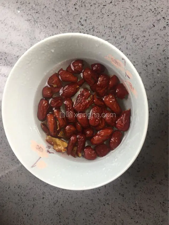红枣有清水浸泡一下，
