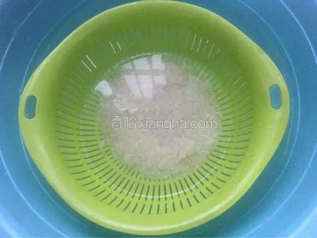 大米淘洗干净，