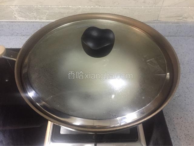 盖好盖子，小心水沸腾后溢出，锅开后关中火火，