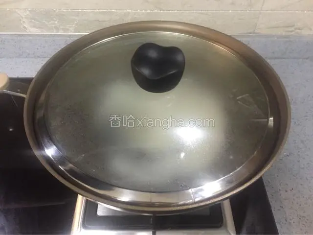 盖好盖子，小心水沸腾后溢出，锅开后关中火火，