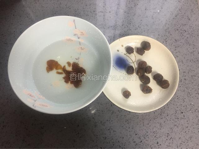 碗里加少许清水，剥好壳的桂圆去核，一边浸泡在清水中，