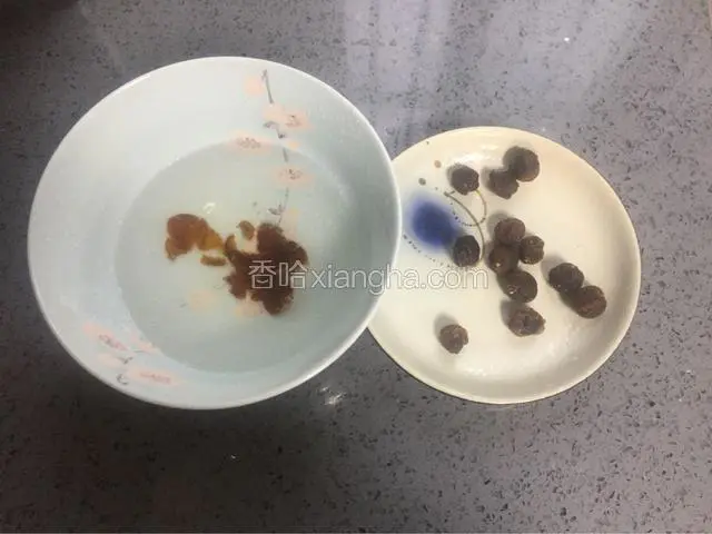 碗里加少许清水，剥好壳的桂圆去核，一边浸泡在清水中，