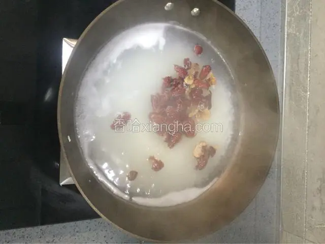 粥锅煮开后十分钟加入红枣碎，