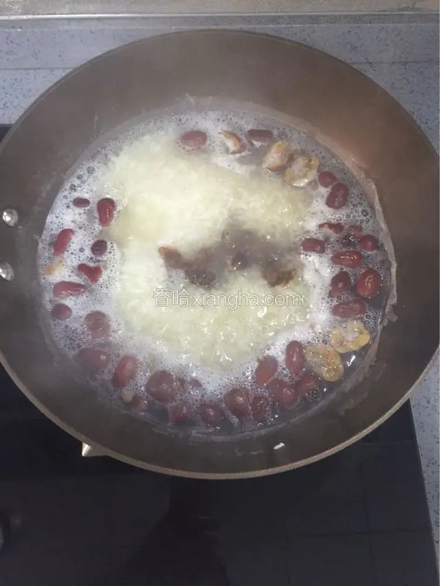 红枣碎和粥煮十分钟后可以加桂圆肉了，