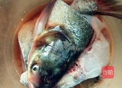 豆泡煮鳙鱼的做法图解2