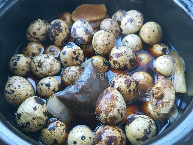 煮好的鹌鹑蛋，不着急吃在原汤里泡一晚上，更加入味