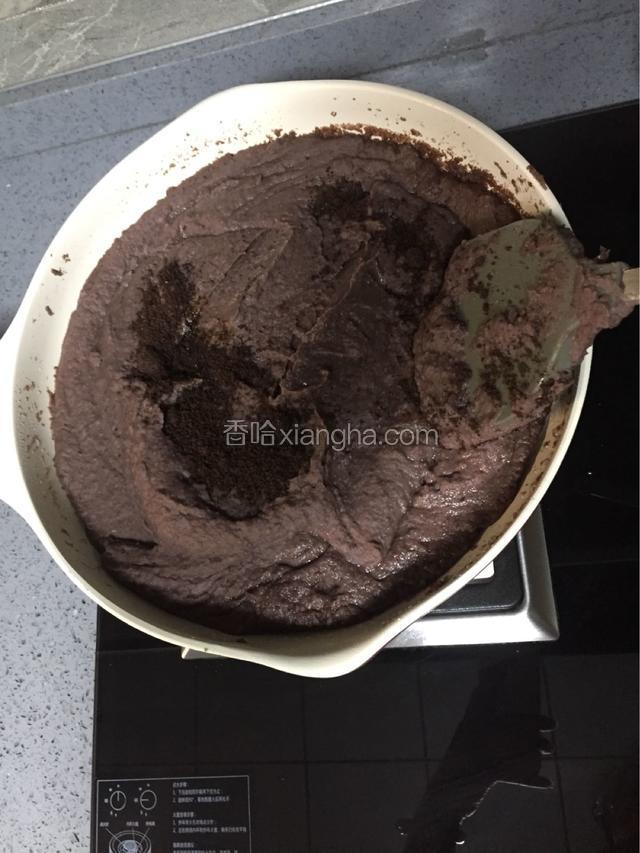红糖分多次加入锅中搅拌，