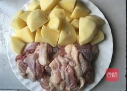 土豆焖鸡的做法图解1