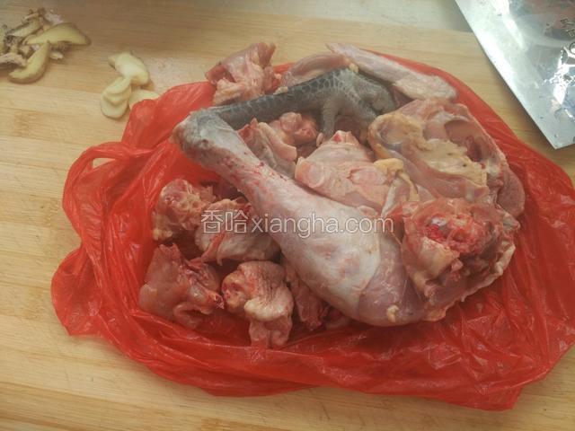 把半只鸡洗净备用