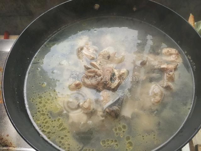 把鸡在热水里绰去血丝备用