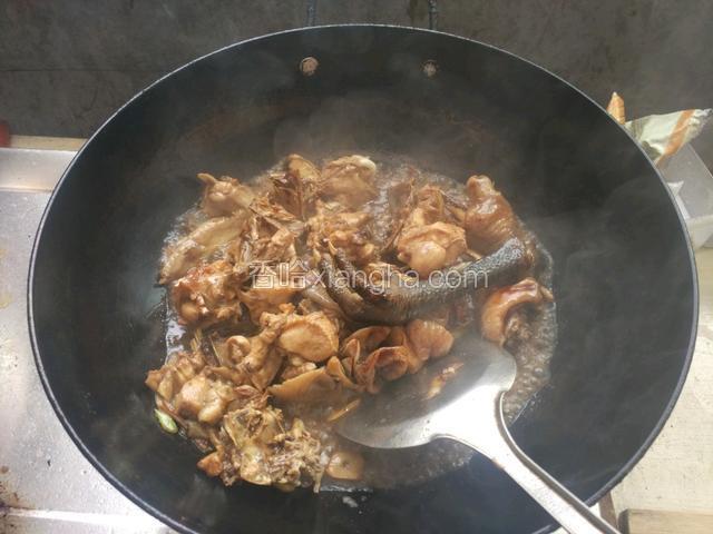同时加入少许甜酱爆炒