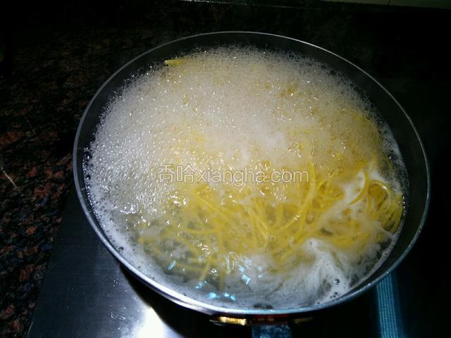 煮意面，水开后煮四分钟